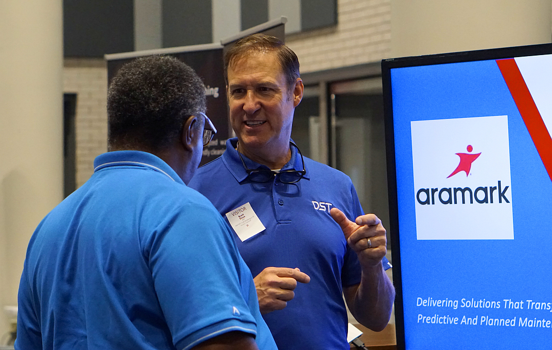 2 people at the aramark facilities management innovation forum